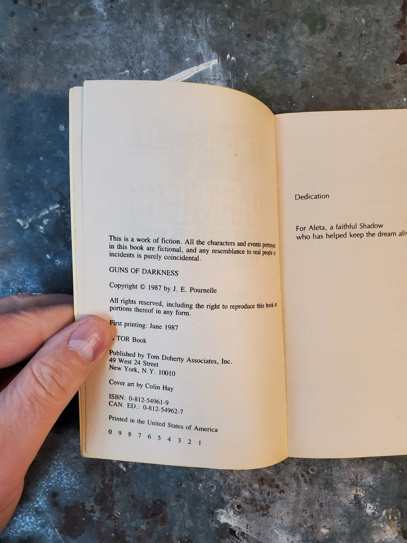 There Will Be War Volume VI: Guns Of Darkness - Jerry Pournelle (editor)