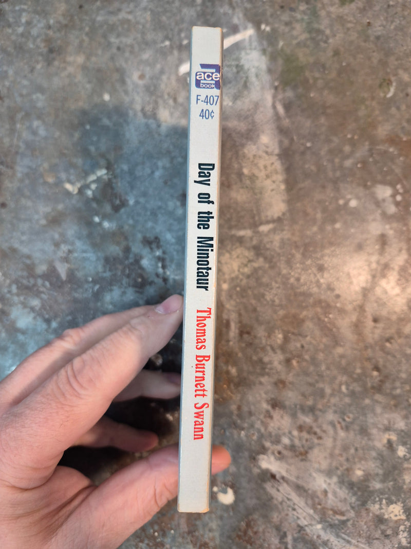 Day Of The Minotaur - Thomas Burnett Swann