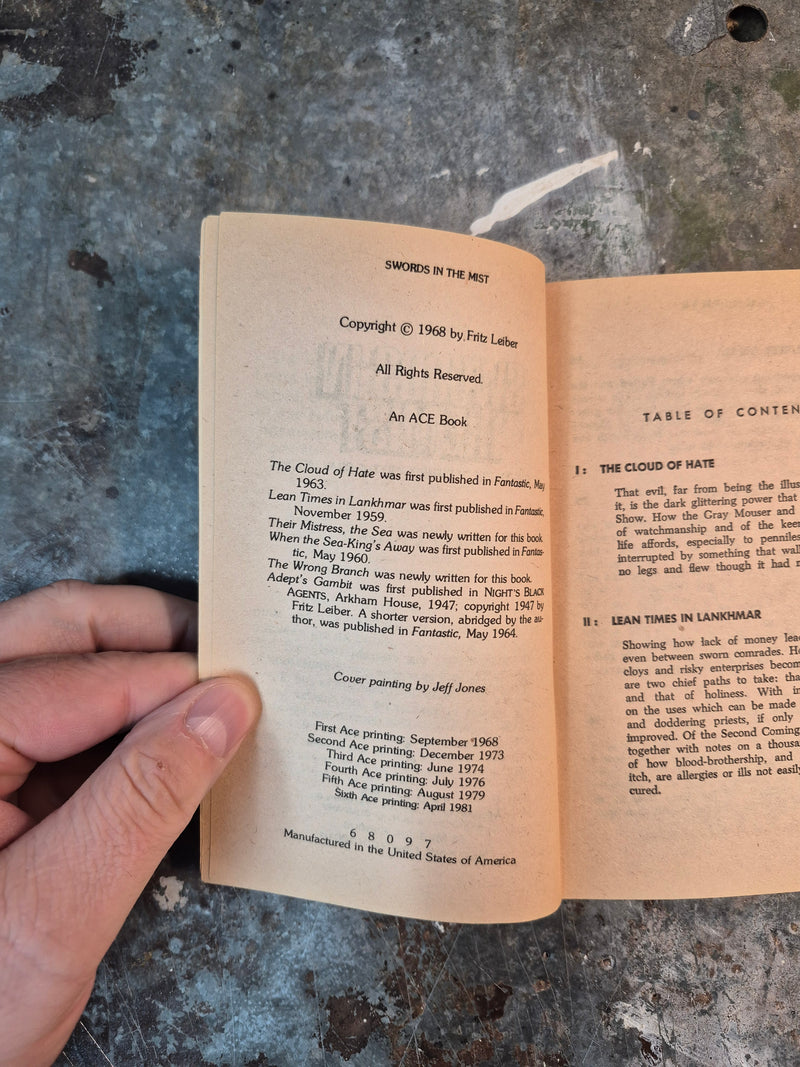 Swords In The Mist - Fritz Leiber