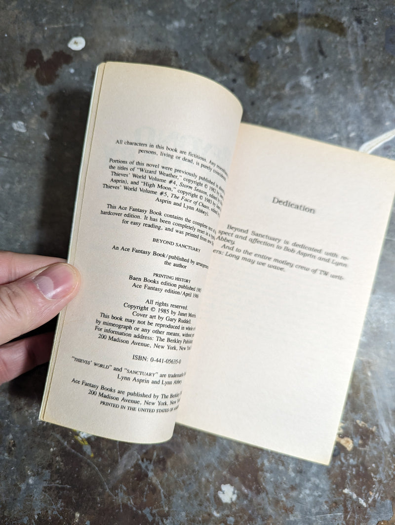 Thieves' World 1: Beyond Sanctuary - Janet Morris